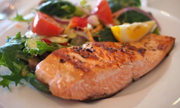 Restovaný losos so zemiačkami a zeleninou